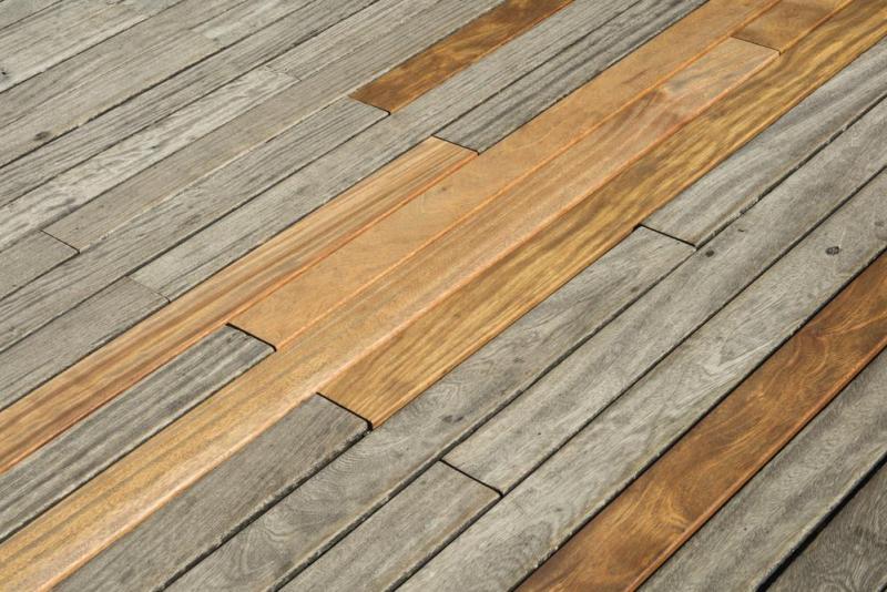 Terrasse bois ab&icirc;m&eacute;e &agrave; &Eacute;taples, faut-il la r&eacute;nover ou la reconstruire enti&egrave;rement ?