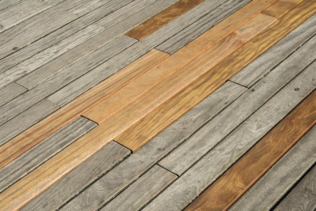 Terrasse bois ab&icirc;m&eacute;e &agrave; &Eacute;taples, faut-il la r&eacute;nover ou la reconstruire enti&egrave;rement ?